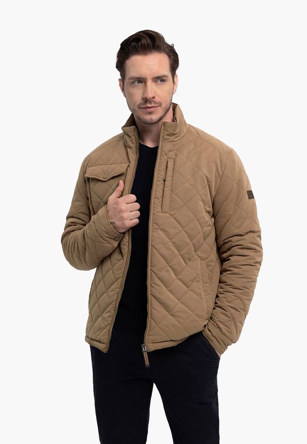 Volcano - Pikowana kurtka casual J-STONY. Okazja: na co dzień. Typ kołnierza: kołnierzyk stójkowy. Kolor: beżowy. Materiał: włókno, materiał. Długość: krótkie. Sezon: zima, jesień. Styl: casual