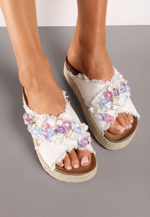 Renee - Białe Klapki na Platformie w Stylu Boho z Aplikacjami i Plecionką Rissona. Okazja: na co dzień. Nosek buta: otwarty. Kolor: biały. Materiał: jeans. Wzór: aplikacja. Sezon: lato. Obcas: na platformie. Styl: boho