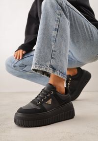 Born2be - Czarne Sneakersy VICES na Grubej Podeszwie z Tłoczeniami Zdobione Aplikacją Cezara. Okazja: na co dzień, do pracy. Kolor: czarny. Materiał: jeans. Wzór: aplikacja #1