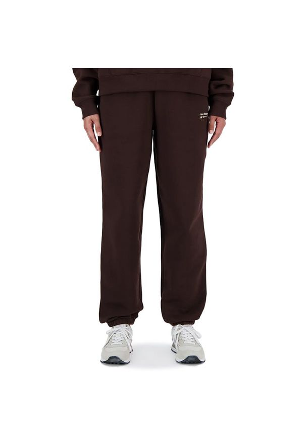 Spodnie New Balance WP33513KCF - brązowe. Kolor: brązowy. Materiał: bawełna, poliester, prążkowany, materiał, dresówka. Wzór: napisy