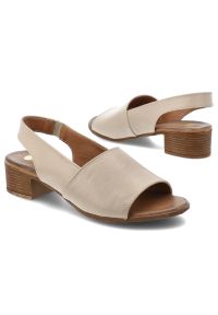 Sandały damskie Armodo, cholewka ze skóry naturalnej licowej z szerokim paskiem z przodu na kwadratowym obcasie, beżowe, 40518. Zapięcie: pasek. Kolor: beżowy. Materiał: skóra. Obcas: na obcasie. Wysokość obcasa: średni #4