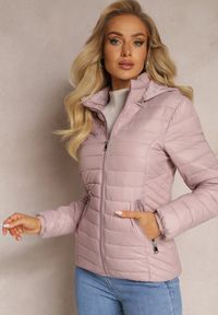 Renee - Różowa Pikowana Kurtka z Odpinanym Kapturem Sissata. Kolor: różowy. Wzór: aplikacja. Sezon: jesień, wiosna. Styl: elegancki