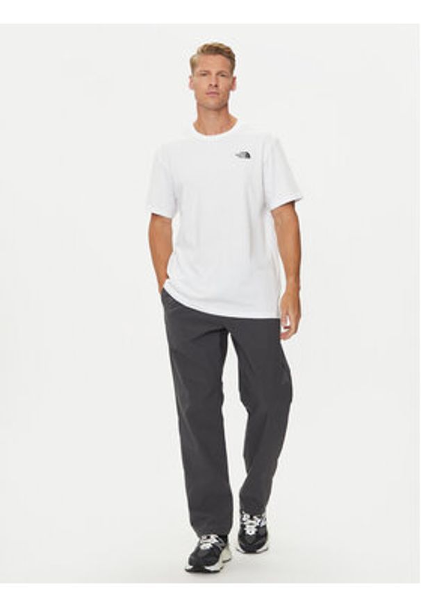 The North Face T-Shirt Redbox NF0A2TX2 Biały Regular Fit. Kolor: biały. Materiał: bawełna