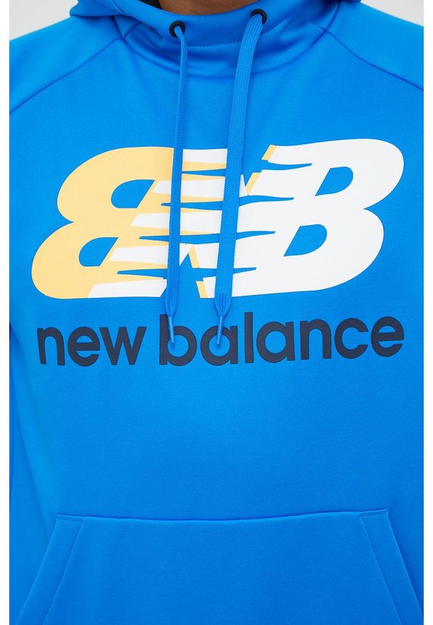 New Balance bluza treningowa Tenacity męska z kapturem z nadrukiem. Typ kołnierza: kaptur. Kolor: niebieski. Materiał: materiał. Długość rękawa: raglanowy rękaw. Wzór: nadruk