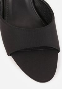 Renee - Czarne Eleganckie Klapki Peep Toe na Klepsydrowym Obcasie Jilthine. Nosek buta: otwarty. Kolor: czarny. Materiał: satyna. Sezon: lato. Obcas: na obcasie. Styl: elegancki. Wysokość obcasa: średni #2