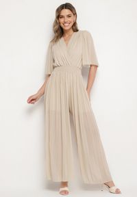 Born2be - Beżowy Plisowany Kombinezon o Kopertowym Kroju z Gumką w Talii Ameddie. Okazja: na co dzień. Kolor: beżowy. Styl: casual, elegancki #7