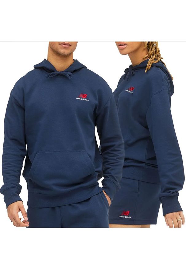 Bluza New Balance UT21500NGO - granatowa. Typ kołnierza: kaptur. Kolor: niebieski. Materiał: tkanina. Wzór: aplikacja. Styl: klasyczny, sportowy