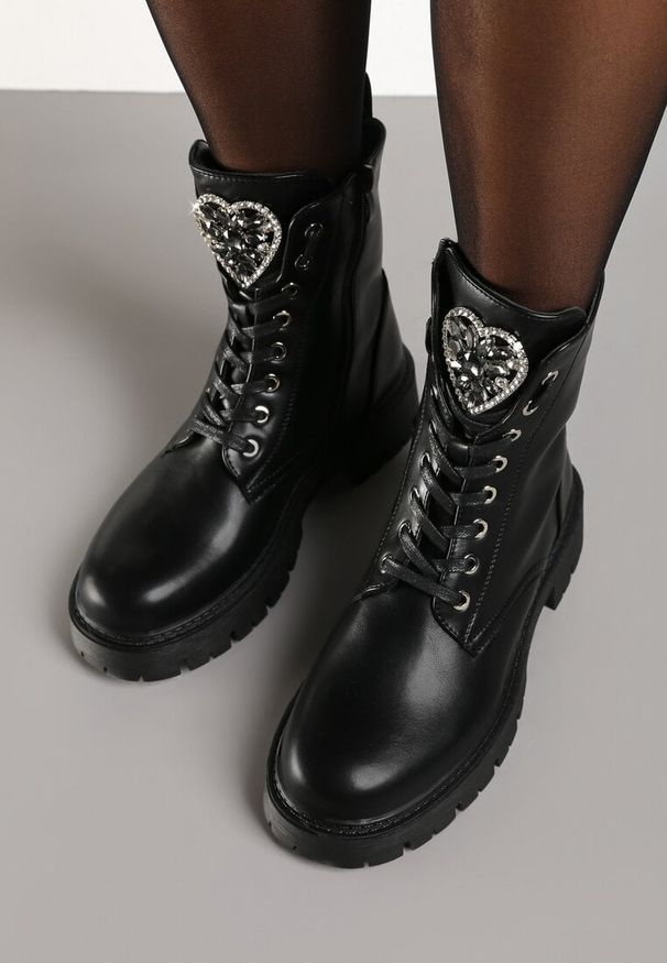Born2be - Czarne Botki w Stylu Workerów na Grubej Podeszwie z Tłoczeniem i Cyrkoniowym Sercem Ravasia. Okazja: na co dzień. Kolor: czarny. Materiał: jeans. Styl: wizytowy, casual, elegancki