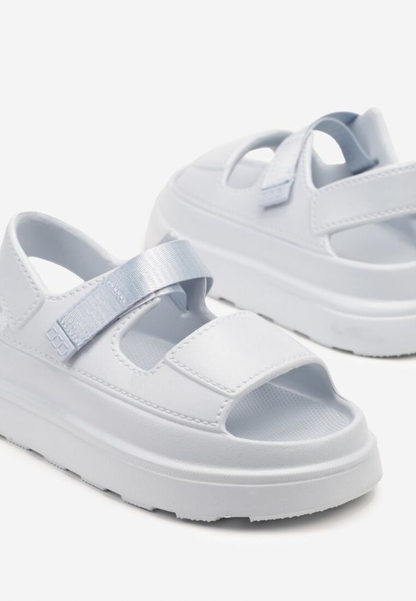 Renee - Jasnoniebieskie Sandały z Pianki na Platformie Zapinane na Rzep Rosavinea. Zapięcie: rzepy. Kolor: niebieski. Materiał: jeans. Obcas: na platformie. Styl: elegancki