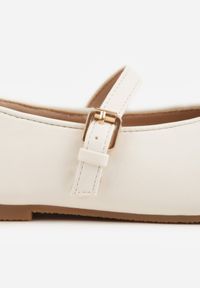 Born2be - Białe Balerinki z Paskiem na Sprzączkę Bragia. Okazja: na co dzień. Zapięcie: pasek. Kolor: biały. Materiał: jeans, materiał. Styl: casual #4