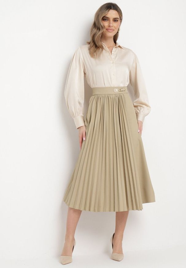 Born2be - Beżowa Rozkloszowana Spódnica Midi Plisowana z Klamerką Faelannia. Kolor: beżowy. Styl: elegancki
