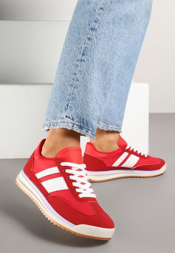 Renee - Czerwone Sneakersy w Stylu Kultowych Tenisówek z Przeszyciami Lelluria. Nosek buta: okrągły. Kolor: czerwony. Materiał: jeans. Obcas: na płaskiej podeszwie