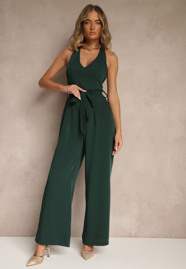 Renee - Ciemnozielony Kombinezon o Taliowanym Kroju z Dekoltem Halter i Wiązanym Paskiem Malisena. Okazja: na co dzień, na imprezę, na randkę. Kolor: zielony. Styl: elegancki, casual