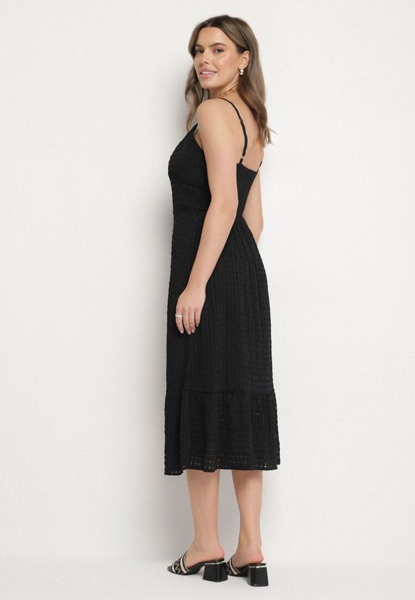 Born2be - Czarna Sukienka Rozkloszowana na Ramiączkach z Guzikami z Wiskozą Efrinelle. Okazja: na co dzień. Typ kołnierza: dekolt w kształcie V. Kolor: czarny. Materiał: wiskoza. Długość rękawa: na ramiączkach. Typ sukienki: rozkloszowane. Styl: casual, elegancki