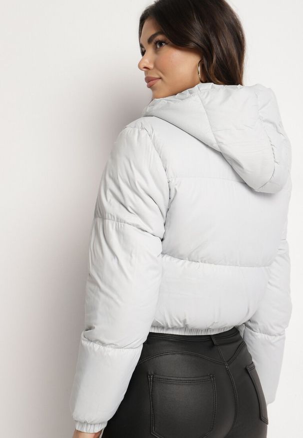 Born2be - Jasnoszara Kurtka Pikowana o Krótkim Fasonie z Kapturem Tinthella. Okazja: na spacer, na co dzień. Typ kołnierza: kaptur. Kolor: szary. Materiał: jeans. Długość: krótkie. Wzór: aplikacja. Styl: elegancki, casual