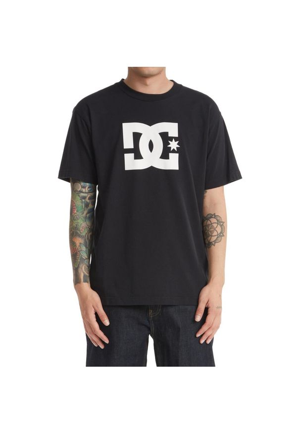 DC Shoes - Koszulka z krótkim rękawem dla Mężczyzn DC STAR Czarny. Kolor: czarny, biały, wielokolorowy. Materiał: tkanina, bawełna. Długość rękawa: krótki rękaw. Długość: krótkie. Wzór: nadruk. Sport: skateboard