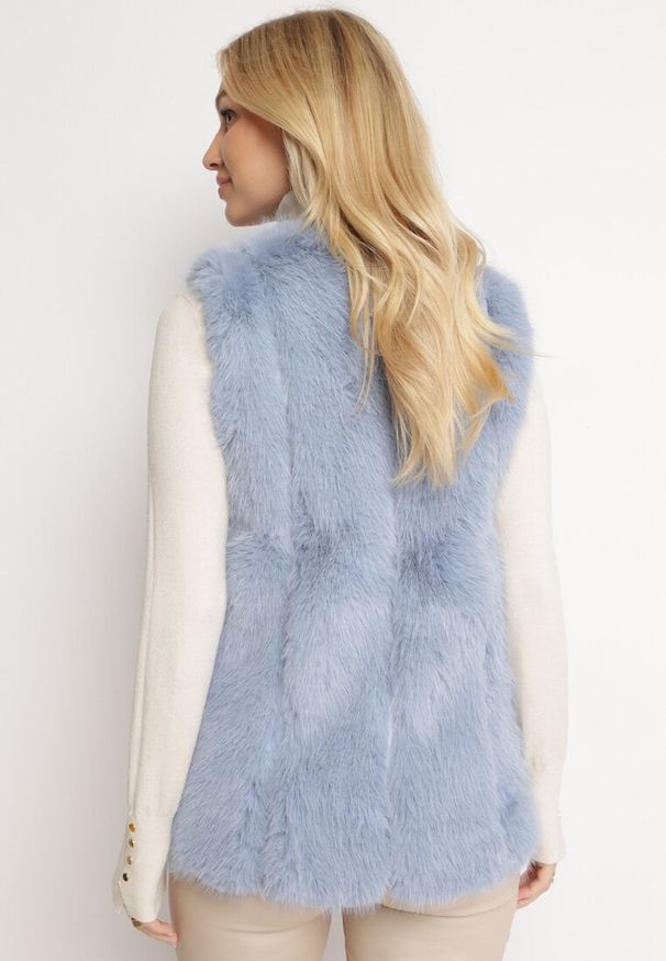 Born2be - Jasnoniebieska Kamizelka z Futerka Ozdobiona Wstawkami z Ekoskóry Robenissa. Kolor: niebieski. Materiał: futro. Wzór: aplikacja
