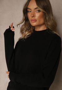 Renee - Czarny Gładki Sweter z Półgolfem z Dzianiny z Wełną i Wiskozą Zaiara. Okazja: na co dzień. Kolor: czarny. Materiał: wełna, wiskoza, dzianina. Długość rękawa: długi rękaw. Długość: długie. Wzór: gładki. Styl: klasyczny, casual #4