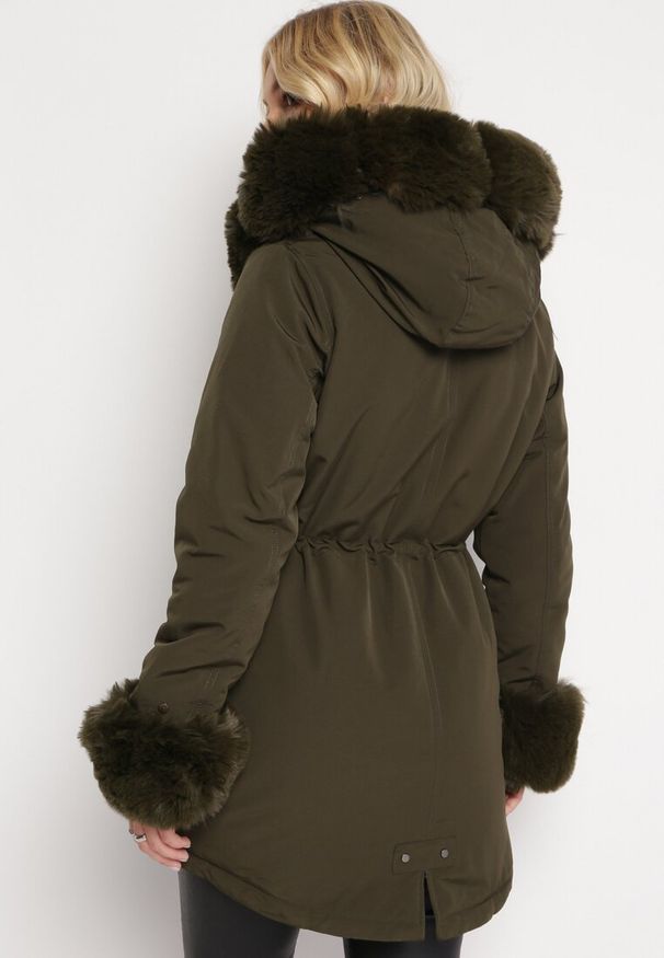 Born2be - Ciemnozielona Kurtka Parka z Futerkiem i Ściągaczem Hegade. Kolor: zielony. Materiał: futro. Wzór: aplikacja