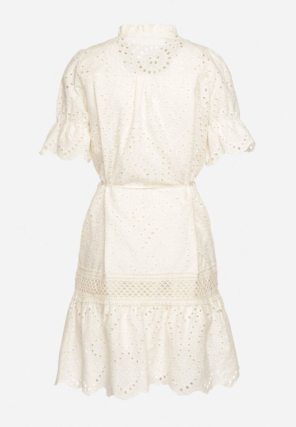 Born2be - Jasnobeżowa Bawełniana Ażurowa Sukienka w Stylu Boho z Falbanką i Paskiem Nelisse. Okazja: na co dzień. Typ kołnierza: kołnierz z falbankami. Kolor: beżowy. Materiał: bawełna. Wzór: ażurowy. Sezon: wiosna, lato. Styl: boho