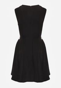 Renee - Czarna Rozkloszowana Sukienka Bez Rękawów z Odpinanymi Aplikacjami w Pasie Maridina. Kolor: czarny. Materiał: tkanina. Długość rękawa: bez rękawów. Wzór: aplikacja. Sezon: lato. Typ sukienki: trapezowe. Styl: klasyczny, elegancki #7