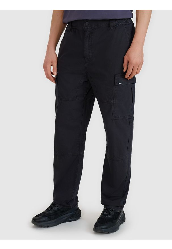 4f - 4F Spodnie casual cargo męskie - czarne XL. Kolor: czarny. Materiał: tkanina, bawełna