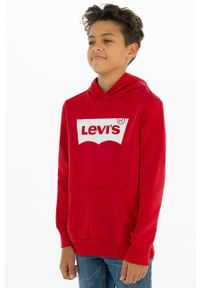 Levi's® - Levi's Bluza dziecięca kolor czerwony z kapturem z nadrukiem. Okazja: na spotkanie biznesowe, na co dzień. Typ kołnierza: kaptur. Kolor: czerwony. Materiał: dzianina. Wzór: nadruk. Styl: biznesowy, casual