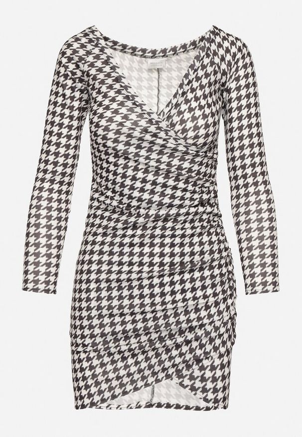 Born2be - Czarna Dopasowana Sukienka z Kopertowym Dekoltem w Pepitkę Novialina. Okazja: na co dzień. Typ kołnierza: dekolt kopertowy. Kolor: czarny. Typ sukienki: kopertowe. Styl: casual, sportowy