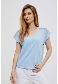 MOODO - Bluzka z ażurowym zdobieniem niebieska. Kolor: niebieski. Materiał: bawełna, elastan. Wzór: ażurowy, aplikacja #1