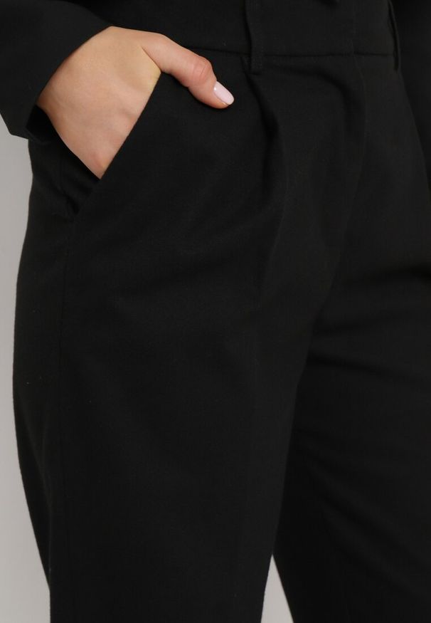 Born2be - Czarne Luźne Spodnie Garniturowe z Kieszeniami Vireal. Kolor: czarny. Styl: klasyczny, elegancki