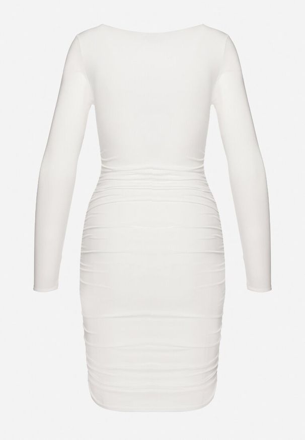 Born2be - Biała Dopasowana Sukienka Ozdobiona Marszczeniami z Głębokim Dekoltem Daphen. Kolor: biały. Wzór: aplikacja