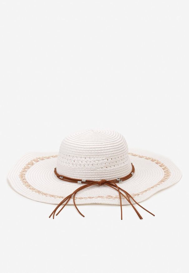 Born2be - Biały Szeroki Kapelusz z Naturalnej Plecionki Ozdobiony Rzemykiem Noavlee. Kolor: biały. Materiał: len. Wzór: aplikacja. Sezon: lato. Styl: boho, klasyczny, elegancki, casual