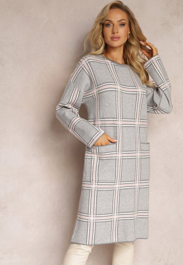 Renee - Szara Dzianinowa Sukienka Oversize z Naszytymi Kieszeniami w Kratę Deliuba. Kolor: szary. Materiał: dzianina. Wzór: aplikacja. Typ sukienki: oversize