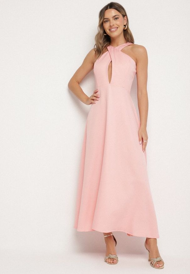 Born2be - Różowa Rozkloszowana Sukienka z Wiskozą i Dekoltem Typu Halter Dolienna. Typ kołnierza: dekolt halter. Kolor: różowy. Materiał: wiskoza. Typ sukienki: rozkloszowane. Styl: elegancki