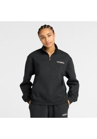Bluza damska New Balance WT53513BK – czarna. Okazja: na co dzień. Typ kołnierza: kołnierzyk stójkowy. Kolor: czarny. Materiał: prążkowany, poliester, materiał, dresówka, bawełna. Wzór: aplikacja, napisy. Styl: casual