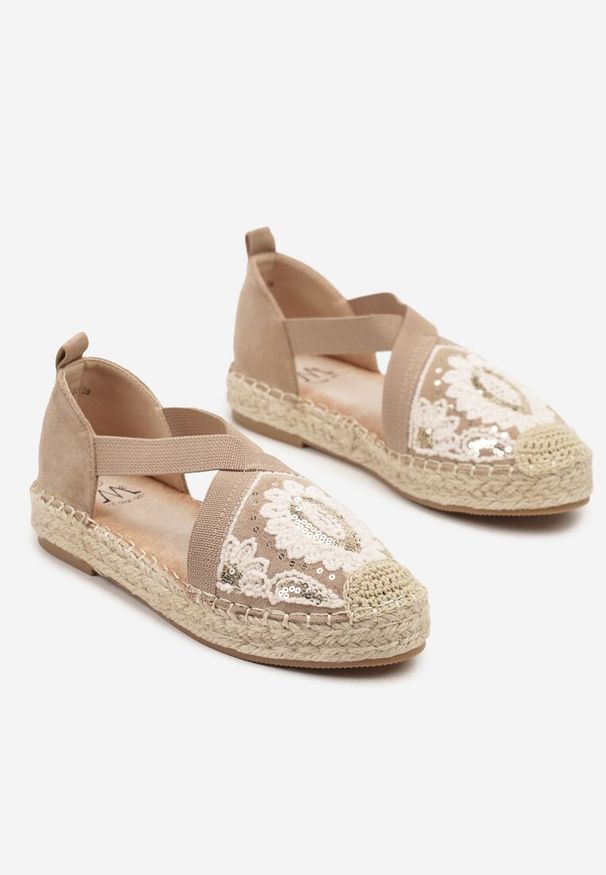 Renee - Ciemnobeżowe Espadryle w Stylu Boho Zdobione Haftem Cekinami i Plecionką Idariva. Okazja: na co dzień, na spacer. Zapięcie: pasek. Kolor: beżowy. Materiał: jeans. Wzór: haft, aplikacja. Obcas: na obcasie. Styl: boho. Wysokość obcasa: niski