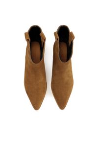 Kazar - Botki typu kowbojki ze wsuwaną cholewką. Kolor: brązowy. Materiał: zamsz. Szerokość cholewki: normalna. Obcas: na obcasie. Wysokość obcasa: średni #4