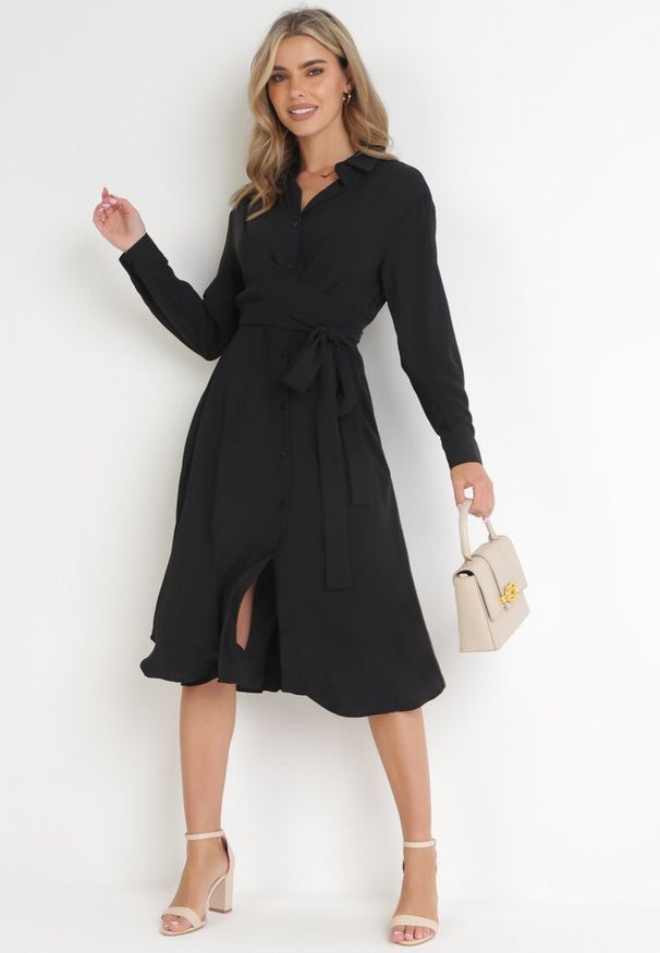 Born2be - Czarna Koszulowa Sukienka Midi z Guzikami i Materiałowym Paskiem Tetenai. Okazja: na co dzień. Kolor: czarny. Materiał: materiał. Typ sukienki: koszulowe. Styl: casual. Długość: midi