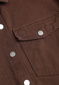 Born2be - Brązowa Bawełniana Kurtka Jeansowa o Koszulowym Kroju na Napy Yrelola. Okazja: na co dzień, do pracy. Kolor: brązowy. Materiał: jeans, bawełna. Długość: długie. Styl: casual, klasyczny #3