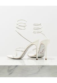RENE CAOVILLA - Białe szpilki z kryształami Cleo. Nosek buta: okrągły. Zapięcie: pasek. Kolor: biały. Wzór: aplikacja. Obcas: na szpilce. Wysokość obcasa: średni #3