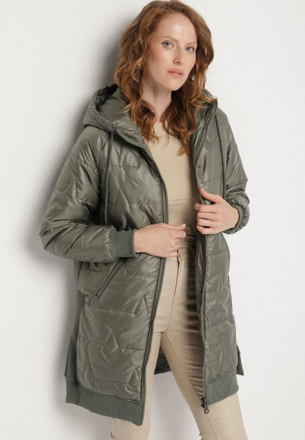 Born2be - Zielona Pikowana Kurtka Przejściowa z Kapturem i Ściągaczami Fesarena. Okazja: na co dzień. Typ kołnierza: kaptur. Kolor: zielony. Materiał: dzianina, jeans. Styl: casual, sportowy