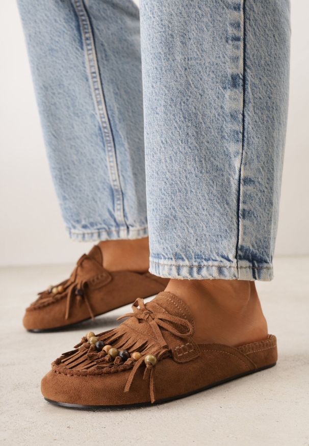 Born2be - Brązowe Klapki VICES Typu Mule z Koralikami Frędzlami i Kokardą Dioleora. Okazja: na co dzień. Kolor: brązowy. Wzór: aplikacja. Styl: casual, elegancki