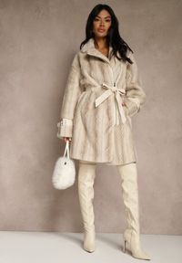Renee - Jasnobeżowy Płaszcz Futerko z Paskiem z Imitacji Skóry i Klamrami przy Mankietach Charysha. Kolor: beżowy. Materiał: skóra, futro. Styl: elegancki #1