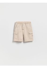 Reserved - Bawełniane szorty cargo - beżowy. Kolor: beżowy. Materiał: bawełna