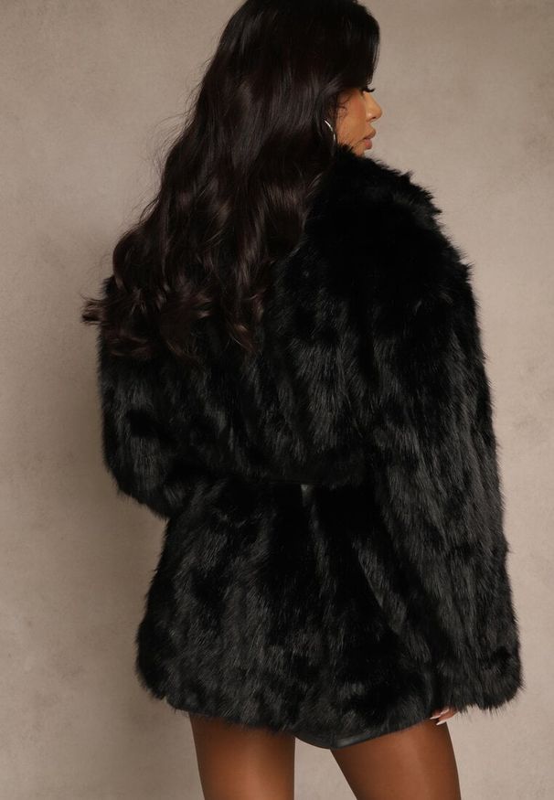 Renee - Czarna Kurtka Futerko w Eleganckim Stylu z Paskiem z Klamerką Govera. Okazja: na co dzień. Typ kołnierza: golf. Kolor: czarny. Materiał: futro. Styl: elegancki