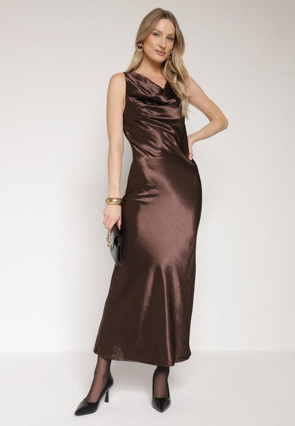 Born2be - Brązowa Koktajlowa Sukienka Satynowa z Wiskozy z Bawełną Delinavia. Kolor: brązowy. Materiał: wiskoza, satyna, bawełna. Styl: wizytowy