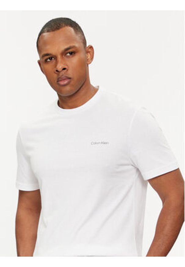 Calvin Klein T-Shirt Angled Back Logo K10K112495 Biały Regular Fit. Kolor: biały. Materiał: bawełna