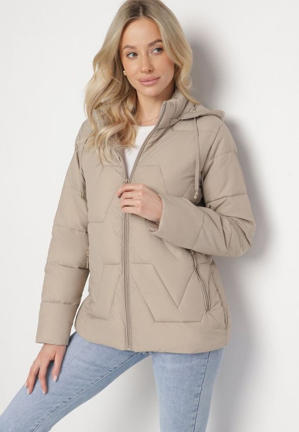 Born2be - Ciemnobeżowa Kurtka z Szerokim Pikowaniem i Kapturem Yasidi. Okazja: na co dzień. Kolor: beżowy. Materiał: jeans. Styl: elegancki, casual