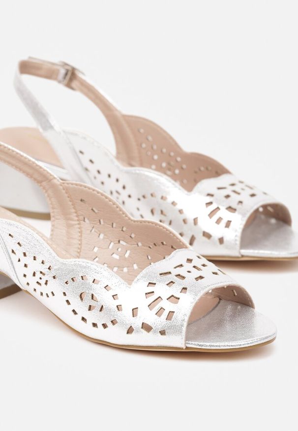 Renee - Srebrne Ażurowe Sandały Metaliczne Vices na Obcasie ze Skórzaną Wkładką Fevirece. Okazja: na co dzień, do pracy, na spotkanie biznesowe. Kolor: srebrny. Materiał: skóra. Wzór: ażurowy. Sezon: lato. Obcas: na obcasie. Styl: casual, biznesowy, elegancki. Wysokość obcasa: średni