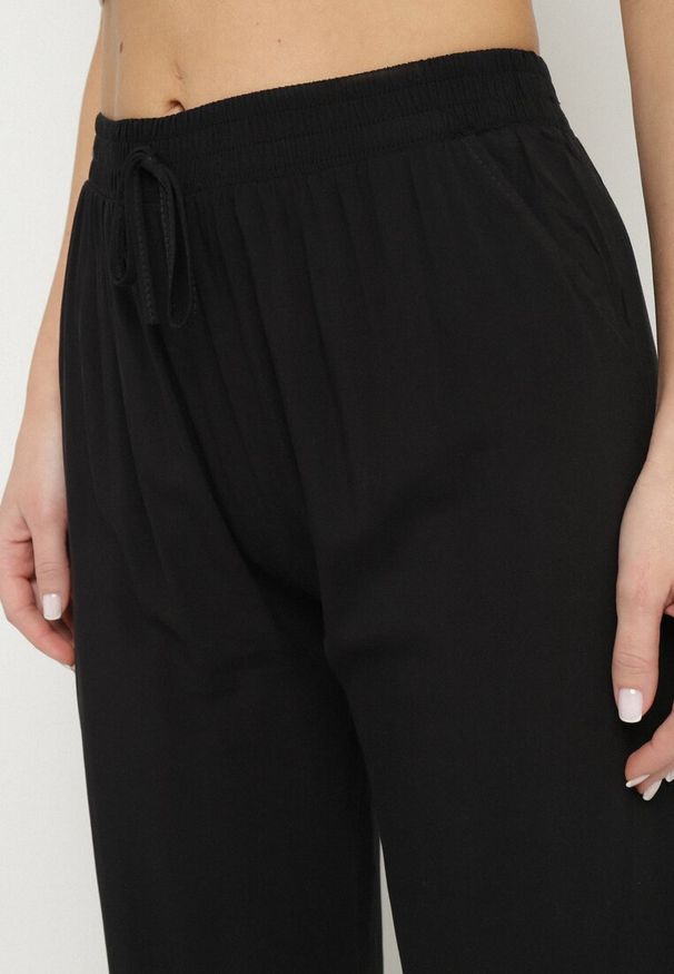 Born2be - Czarne Wiskozowe Szerokie Spodnie z Wysokim Stanem Ozdobione Wiązaniem Lisozi. Okazja: na co dzień. Stan: podwyższony. Kolor: czarny. Materiał: wiskoza. Wzór: aplikacja. Styl: casual, elegancki